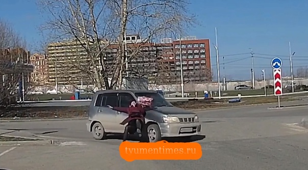 "Ослепило солнце?" В Тюмени водитель "праворульной" легковушки сбил женщину. ВИДЕО с регистратора