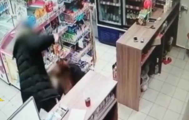 В магазине в Стрежевом неадекват напал с ножом на девушку. ВИДЕО с камеры наблюдения