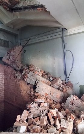 В центре Тюмени рабочего насмерть придавило стеной шахты грузового лифта
