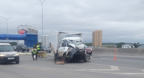 На объездной Тюмени "Газель" влетела в стоящий грузовик, водитель погиб