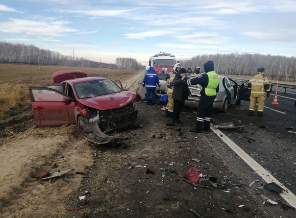 Жесткая авария на трассе под Киево: "Три автомобиля, у одного мотор вылетел и обломки разлетелись"