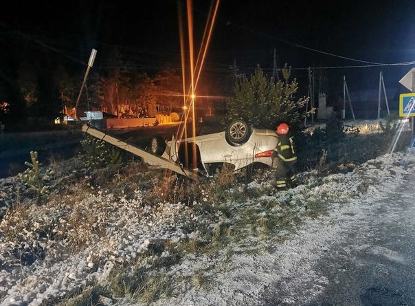 Ночью в тюменском селе перевернулась "КИА" на летней резине, водитель погиб