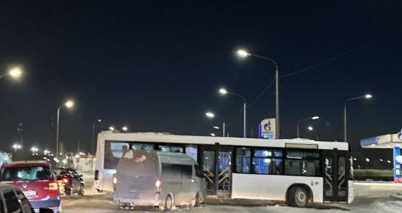 Микроавтобус врезался в автобус на Тобольском тракте в Тюмени