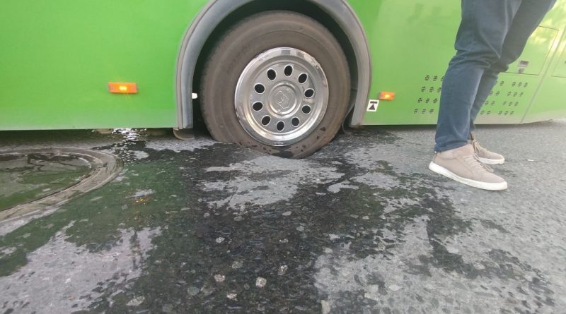В центре Тюмени на Профсоюзной в яму провалился рейсовый автобус