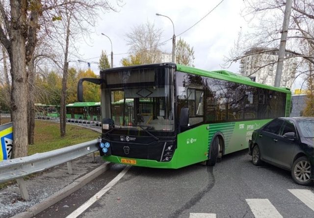 Сегодня встало движение транспорта на Пермяковском мосту. Объясняем почему?