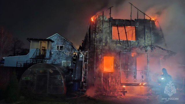 В Тюмени на Депутатской сгорел жилой дом