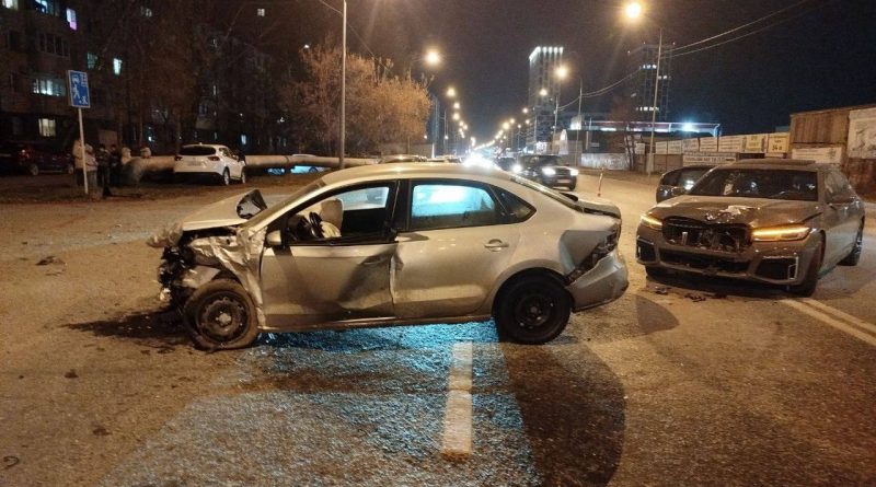 Вечером на Ветеранов труда столкнулись три автомобиля