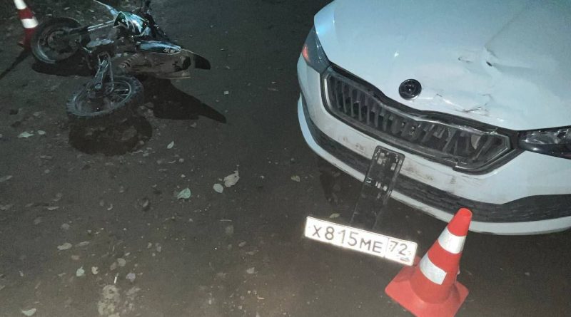 Питбайк с двумя подростками врезался в «Шкоду» вечером в тюменском СНТ