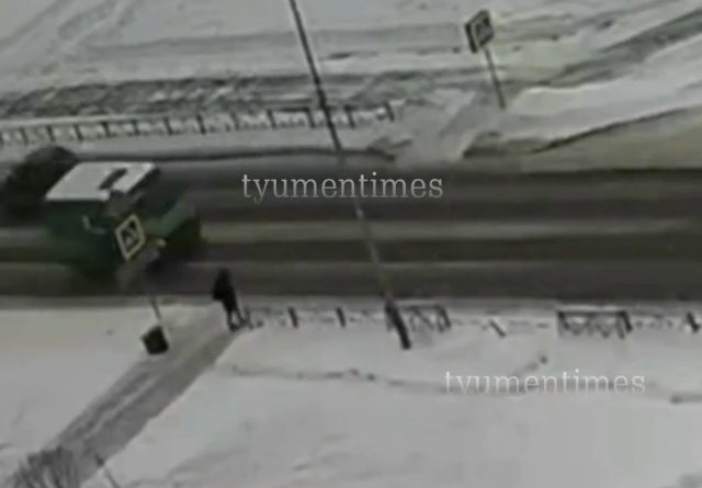 Опубликовано ВИДЕО момента ДТП в Тюмени, где маршрутка сбила школьника.